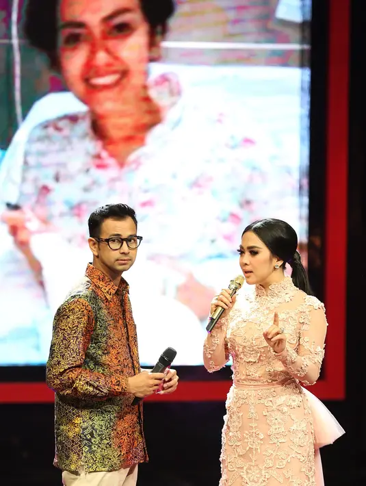 "Bukan teman main, bukan teman yang tiap hari ngobrol. Kami kalau ketemu hanya di tv aja. Belakang panggung. Terus waktu nengok ke sana, akhirnya tahu ini tuh serius udah stadium empat,” pungkas Syahrini.  (Bambang E. Ros/Bintang.com)