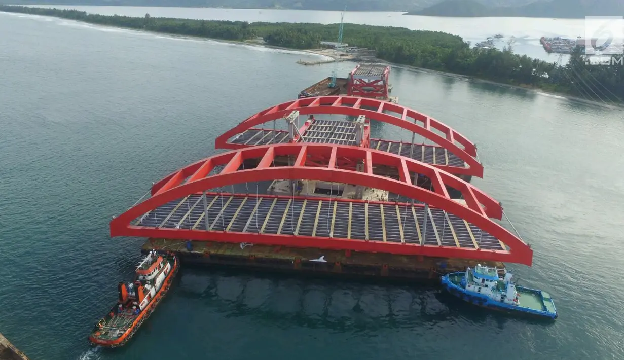 Penampakan Bentang Tengah kedua Jembatan Holtekamp yang telah tiba di Jayapura, Selasa (3/1). Pembangunan Jembatan Holtekamp merupakan sebagai bagian dari upaya mewujudkan Nawa Cita Presiden Joko Widodo. (Liputan6.com/Pool/Kementerian PUPR)