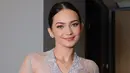 Tak hanya busana yang menambah pesona Enzy, riasan wajah yang diaplikasikan oleh makeup artist Philipe Karunia juga memberikan tampilan yang sempurna. Makeup-nya terlihat natural namun tetap mempertegas fitur wajahnya, terutama pada area mata yang dipoles lembut, menambah daya tarik di setiap senyum yang ia berikan. [@enzystoria/@philipekarunia].