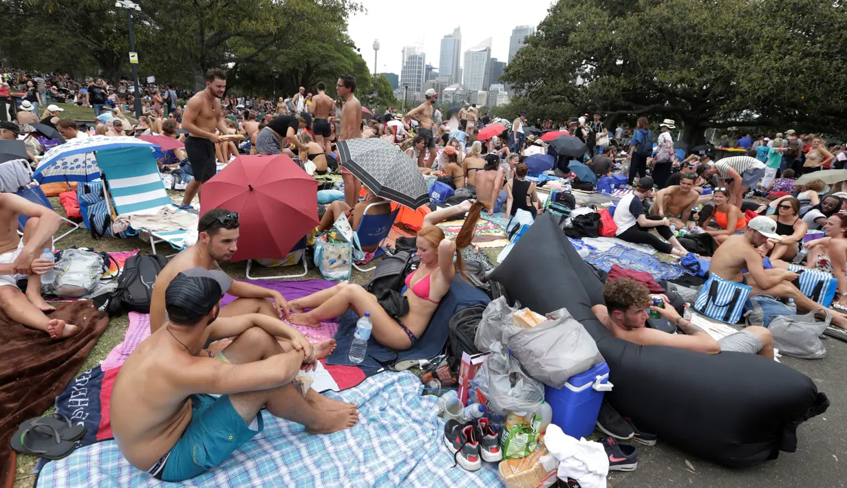 Ribuan warga sudah menempati posisi untuk menonton kembang api jelang pergantian Tahun Baru di Sydney, Australia, (31/12/2016). Warga juga membawa bekal makan dan minum. (REUTERS/Jason Reed)