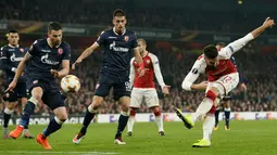 Pemain Arsenal, Olivier Giroud mencoba mencetak gol saat menjamu Red Star Belgrade pada penyisihan Grup H Liga Europa di Emirates Stadium, Jumat (3/11). The Gunners ditahan imbang tanpa gol oleh tim tamu. (AP /Tim Ireland)