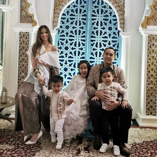 6 Penampilan Nia Ramadhani yang Pernah Dikritik Warganet