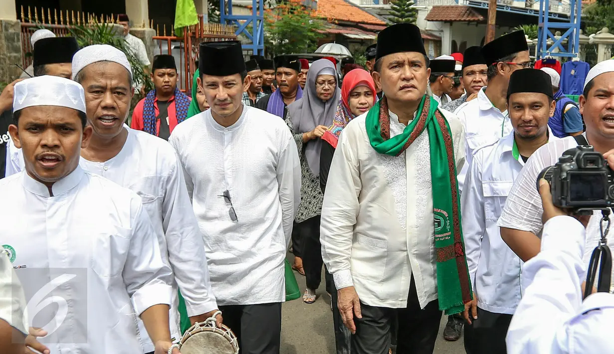 Dua bakal Cagub DKI Jakarta, Yusril Ihza Mahendra dan Sandiaga Uno hadiri pelantikan dewan Pimpinan Pusat Rumpun Masyarakat Betawi (RMB) di Balai Rakyat Condet, Kramat Jati, Jakarta Timur, Minggu (20/3/2016). (Liputan6.com/Yoppy Renato)