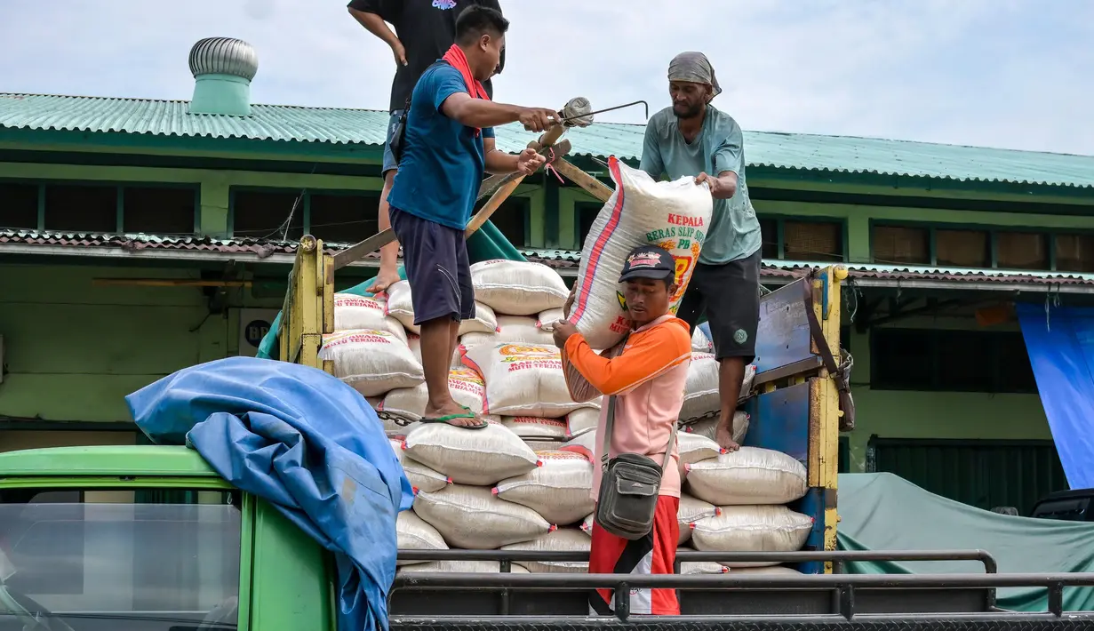 Mengacu tabel Harga Rata-Rata Komoditas Konsumen Badan Pangan Nasional (Bapanas) di wilayah Nasional pada hari ini Rabu 9 Juli 2025 pukul 15.30 WIB, harga beras premium berada di angka Rp15.935 per kilogram atau turun Rp21 (-0,13%) dibanding pada hari sebelumnya Selasa 8 Juli 2025. (BAY ISMOYO/AFP)