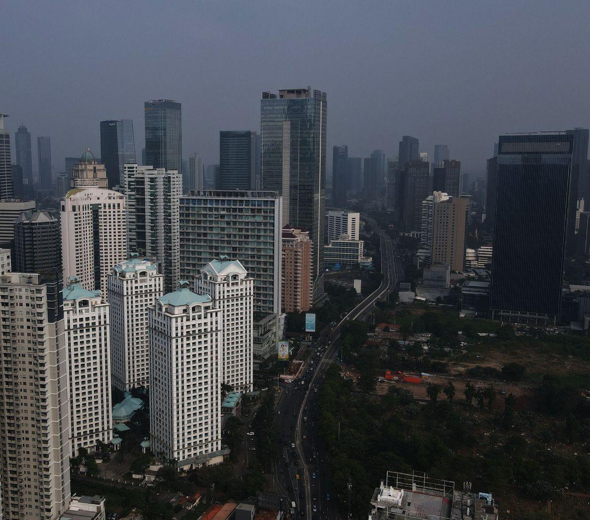 Pemandangan gedung-gedung perkantoran di Jakarta, Sabtu (8/6/2024). Menteri Keuangan (Menkeu) Sri Mulyani mengungkapkan, realisasi belanja negara per April 2024 mencapai Rp849,2 triliun atau 25,5 persen dari target Anggaran Pendapatan dan Belanja Negara (