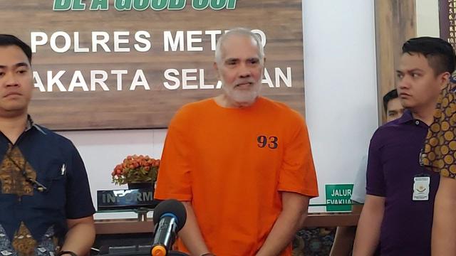 Pierre Gruno menggunakan baju tahanan (Liputan6.com - M Altaf Jauhar)