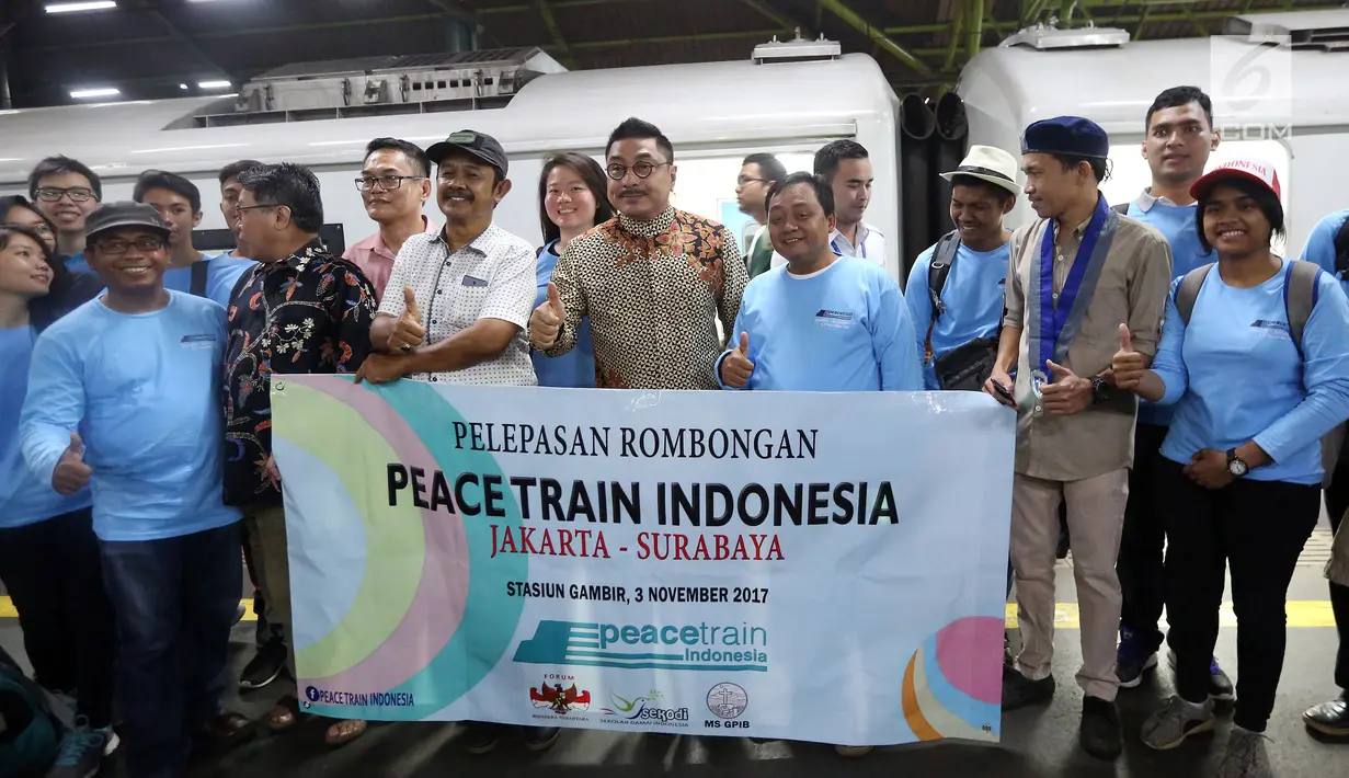 Ketua Umum Gerakan Angkatan Muda Kristen Indonesia yang juga Wakil Ketua Komisi IV DPR Michael Wattimena berfoto bersama dengan peserta Peace Train di Stasiun Gambir, Jakarta, jumat (3/9). (Liputan6.com/JohanTallo)