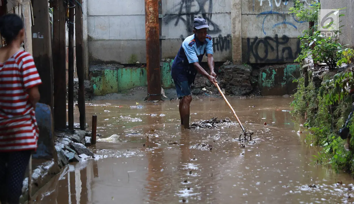 Warga membersihkan lumpur dari banjir yang menggenangi Gang Arus Dalam di Cawang, Jakarta Timur, Rabu (24/4). Banjir kiriman dari Bogor yang menggenangi kawasan tersebut menyisakan lumpur dan sampah sehingga menganggu aktivitas warga. (Liputan6.com/Immanuel Antonius)