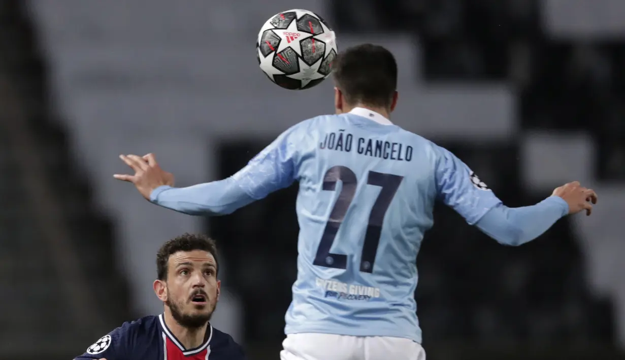 Bek Paris Saint-Germain atau PSG, Abdou Diallo bersaing dengan bek Manchester City, Joao Cancelo pada leg pertama semifinal Liga Champions di Parc des Princes, Kamis (29/4/2021). Manchester City berhasil memetik modal penting saat menang 2-1 atas PSG. (AP Photo/Thibault Camus)