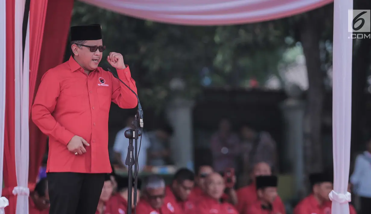 Sekjen DPP PDI Perjuangan, Hasto Kristiyanto sekaligus sebagai Inspektur memimpin upacara HUT ke-74 RI di Jakarta, Sabtu (17/8/2019). Upacara HUT ke-74 Kemerdekaan RI tersebut diikuti ribuan kader dan simpatisan partai PDIP. (Liputan6.com/Faizal Fanani)
