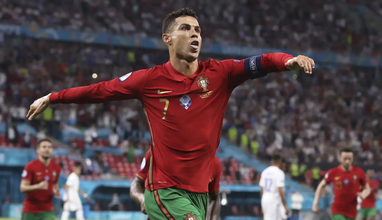 Cristiano Ronaldo menyamai rekor Ali Daei. Dengan dua golnya ke gawang Prancis, Cristiano Ronaldo menyamai perolehan 109 gol Ali Daei sebagai top skor di level timnas. Dengan usia yang menginjak 36 tahun, tidak ada tanda-tanda penurunan performa sang megabintang. (Foto: AP/Pool/Bernadett Szabo)