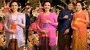 Terlihat Bella mengganti kebaya aneka warna sebanyak 7 kali, sembari sang suami bertanya kepada kerabat bahwa Bella sudah pantas memakai kebaya tersebut atau belum. [@@faralljibrill_official/@asrileksono_parasasriofficial]