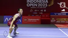 Pebulu tangkis tunggal putra Indonesia Jonatan Christie mengembalikan kok ke arah Lee Cheuk Yiu (Hong Kong) pada babak 16 besar Kapal Api Indonesia Open 2025 di Istora Senayan, Gelora Bung Karno, Jakarta, Kamis (5/6/2025). (Liputan6.com/Herman Zakharia)