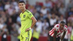 Tak ada yang meragukan kehebatan Crstiano Ronaldo saat berbalut jersey klub atau pun Timnas Portugal. Permainan atraktifnya telah menghasilkan 698 gol di level klub dan 135 gol di level antar-negara hingga kini. Namun kini saat kembali berseragam Manchester United sejak awal musim 2021/2022 performanya jauh menurun. Bahkan di periode keduanya bersama Setan Merah ia telah mengalami 3 kekalahan terbesar dan termasuk dalam 5 kekalahan terbesar sepanjang kariernya berikut ini. (AP/Ian Walton)