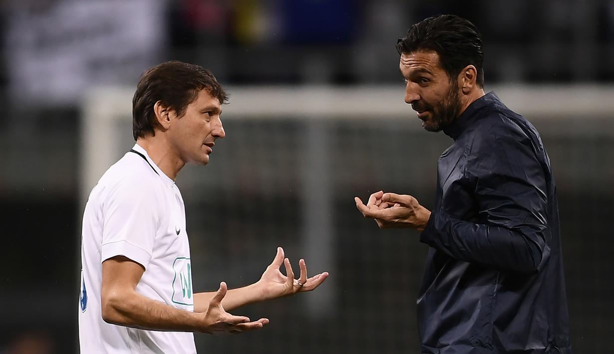 Legenda sepak bola Brasil, Leonardo Araujo berbincang dengan Gianluigi Buffon selama pertandingan perpisahan Andrea Pirlo, di Stadion Milan San Siro, Italia, (21/5).(AFP Photo / Marco Bertorello)