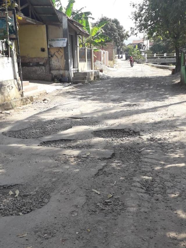 Nampak beberapa ruas jalan dibiarkan rusak dan berlubang di kabupaten Garut, padahal anggaran untuk pembangunan jalan cukup besar