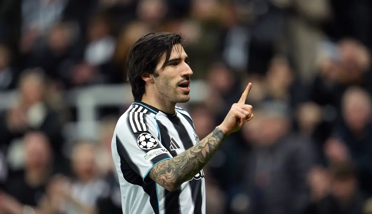 Sandro Tonali menjadi keran gol bagi Newcastle setelah berhasil menjebol gawang lawan pada menit keempat. Dua gol tuan rumah kemudian ditambah oleh Joelinton (6') dan Sven Botman (52'). (AP Photo/Jon Super)
