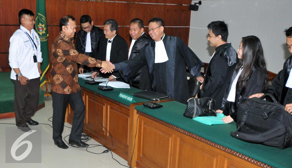 Patrice Rio Capella bersalaman dengan kuasa hukumnya sebelum menjalani sidang perdana di Pengadilan Tipikor, Jakarta (9/11). Rio didakwa menerima gratifikasi Rp 200 juta dari Isteri Gubernur nonaktif Sumatera Utara. (Liputan6.com/Helmi Afandi)