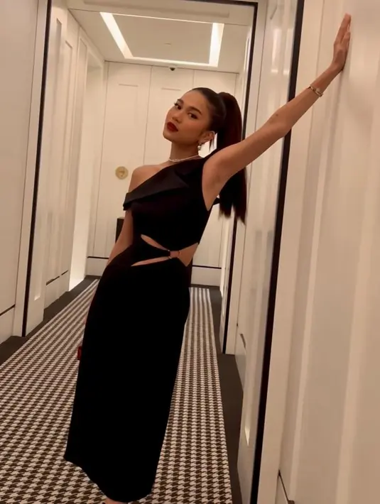 Lewat unggahan yang dibagikannya di Instagram, tampak Azizah mengenakan one shoulder dress warna hitam. [@ochiipramita/@azizahsalsha_]
