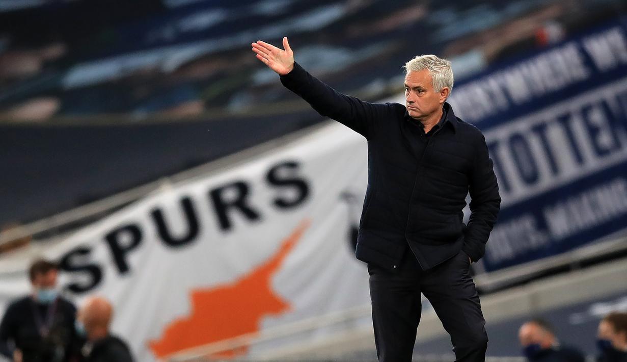 Pelatih Tottenham Hotspur, Jose Mourinho, memberikan arahan kepada pemainnya saat menghadapi Everton pada laga lanjutan Premier League di Tottenham Stadium, Selasa (7/7/2020) dini hari WIB. Tottenham menang 1-0 atas Everton. (AFP/Adam Davy/pool)