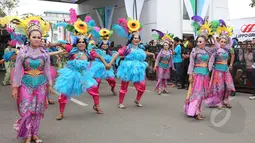 Kemeriahan pawai Parade Asia Afrika di Bandung, Sabtu (26/4/2015). Pawai Parade Asia Afrika dimeriahkan dengan menampilkan berbagaimacam pakaian tradisional masing-masing negara. (Liputan6.com/Herman Zakharia) 