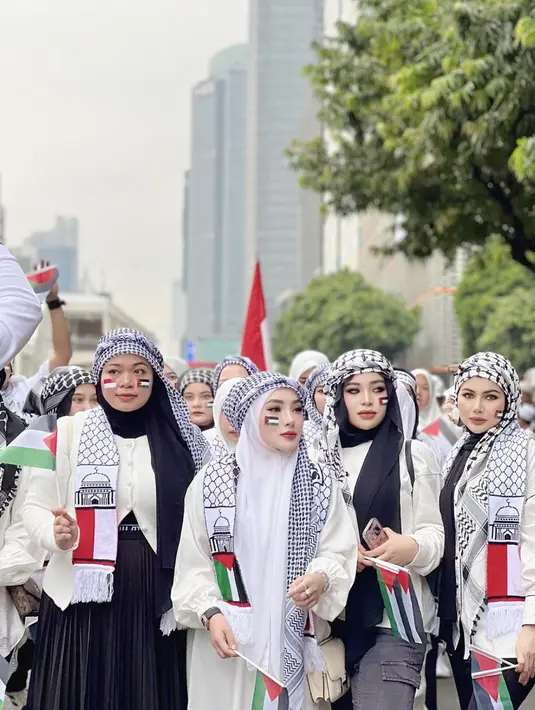 Nama Shella Saukia baru-baru ini jadi sorotan. Selebgram sekaligus pengusaha cantik asal Aceh ini diketahui menyumbang Rp1 Miliar ke Palestina. [Instagram/ ShellaSaukia]