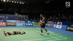 Ganda Putra Indonesia Fajar Alfian/Muhammad Rian Ardianto merayakan kemenangannya usai melawan ganda dari Thailand dalam babak perempat final Indonesia Open 2017 di Jakarta, Jumat (16/6). Fajar/Rian menang 21-13, 18-21, 21-12. (Liputan6.com/Faizal Fanani)