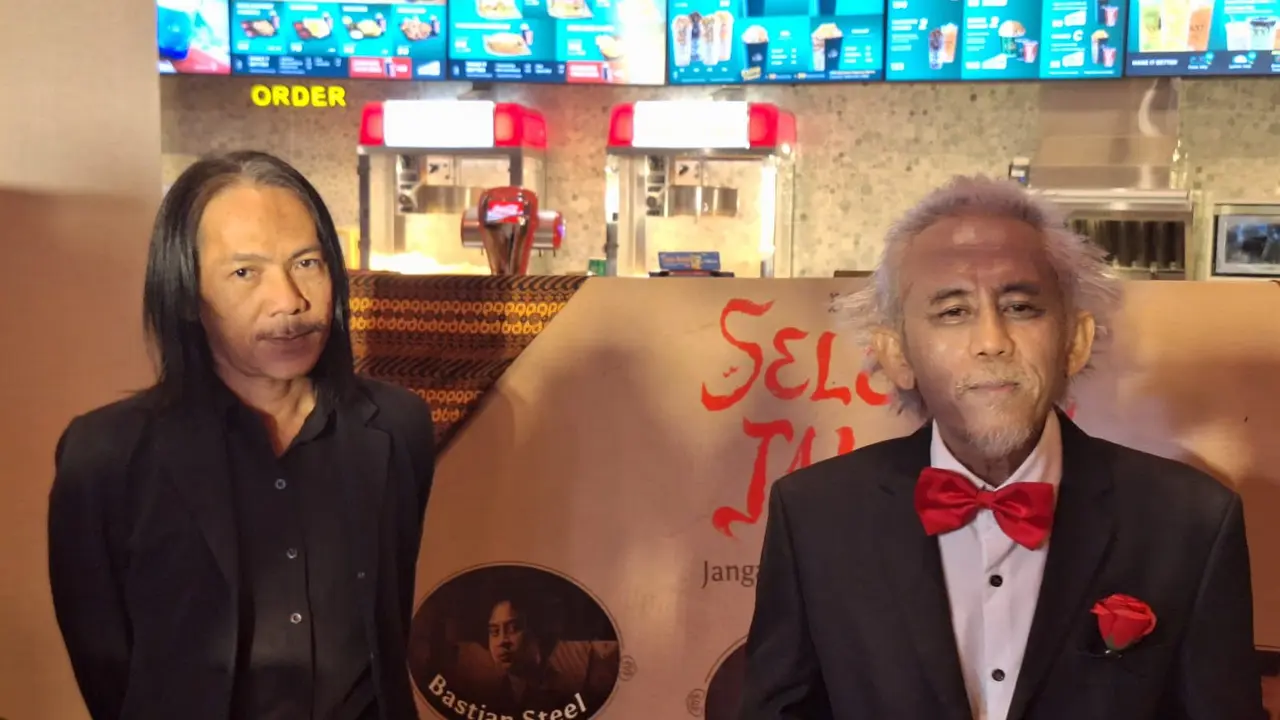 Epy Kusnandar pemeran Hadi dan Adjie pemeran Setyo pada Press Confrence Film Selepas Tahlil.