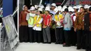 Wakil Presiden, Jusuf Kalla (rompi merah) melihat gambar perkembangan proyek renovasi Stadion Gelora Bung Karno, Jakarta, Minggu (26/3). Peninjauan ini terkait persiapan pelaksanaan Asian Games 2018 mendatang. (Liputan6.com/Helmi Fithriansyah)