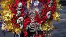 Peserta yang mengenakan kostum bertema HEAL (Kemanusiaan, Bumi, dan Kehidupan) mengikuti Jember Fashion Carnaval (JFC) ke-24 di Jember, Jawa Timur, Minggu (26/7/2026). (AFP/ Juni Krsiwanto)