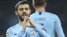 Striker Manchester City, Bernardo Silva, melakukan selebrasi usai mencetak gol ke gawang Shakhtar Donetsk pada laga Liga Champions di Stadion Metalist, Selasa (23/10/2018). Shakhtar Donetsk kalah 0-3 dari Manchester City. (AP/Efrem Lukatsky)