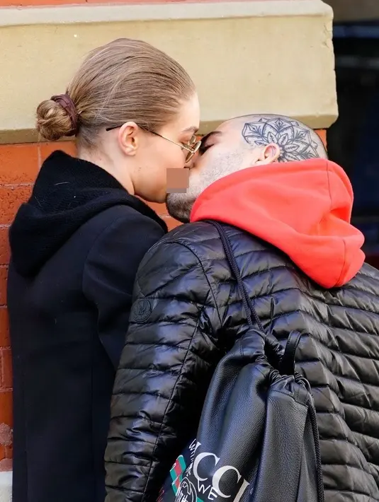 Gigi Hadid dan Zayn Malik sendiri tertangkap berciuman di New York City. (TMZ)