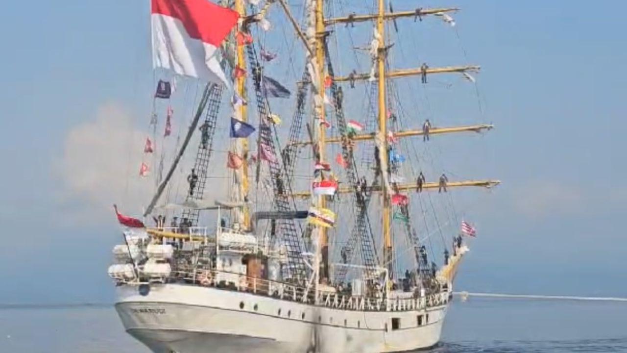 Kapal Republik Indonesia (KRI) Dewaruci.