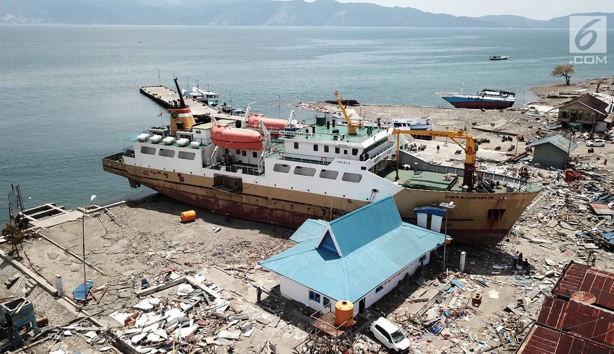Pandangan Udara, Sebuah kapal KM Sabuk Nusantara 39 terseret ombak akibat tsunami Pelabuhan Wani, Donggala Sulawesi Tengah Kamis (4/10). Kerusakan akibat gempa juga membuat rusak pelabuhan Pantoloan. (Liputan6.com/Fery Pradolo)