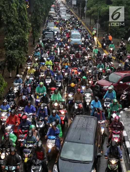 Kendaraan terjebak kemacetan di Jalan Jenderal Ahmad Yani, Jakarta, Selasa (2/4). Hujan deras yang mengguyur Jakarta menyebabkan sejumlah jalan tergenang banjir hingga mengakibatkan kemacetan. (Liputan6.com/JohanTallo)