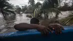 Seorang pria menarik kano di daerah banjir yang disebabkan oleh Sungai Wawa Boom setelah melintas Badai Iota di Bilwi, Puerto Cabezas, Nikaragua (18/11/2020). Badai Iota telah menewaskan sedikitnya sembilan orang saat menghancurkan rumah, menumbangkan pohon dan menggenangi air. (AFP/Inti Ocon)