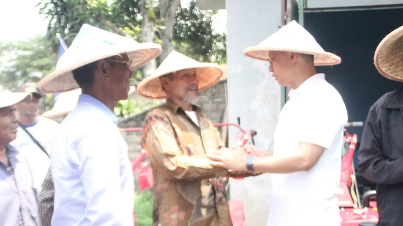 Sekretaris Jenderal (Sekjen) Partai Amanat Nasional (PAN),Eddy Soeparno memberi bantuan traktor kepada petani di Cianjur. (Istimewa)