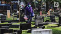 Warga berziarah di makam keluarganya di Tempat Pemakaman Umum (TPU) Tanah Kusir, Jakarta, Selasa (29/3/2022). TPU setempat semakin banyak dikunjungi warga yang melakukan tradisi ziarah kubur menjelang Ramadhan. (Liputan6.com/Johan Tallo)