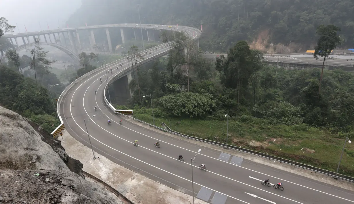 Para pebalap sedang melewati Kelok 9 dalam Etape 5 Tour de Singkarak 2015 antara Lembah Harau-Kota Payakumbuh, Rabu (7/10/2015). (Bola.com/Arief Bagus)