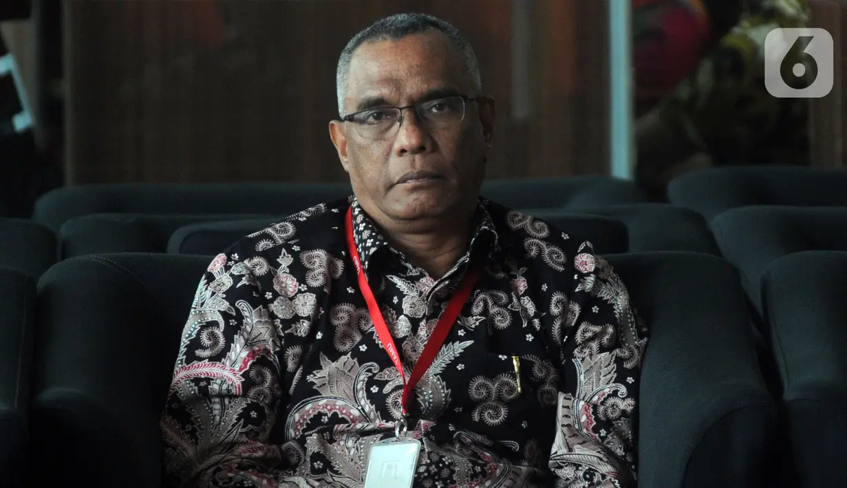 Rektor IAIN Ambon, Hasbullah Toisuta berada di ruang tunggu sebelum menjalani pemeriksaan di Gedung KPK, Jakarta, Jumat (15/11/2019). Hasbollah Toisuta diperiksa dalam penyidikan kasus sengketa lahan pembangunan Kampus. (merdeka.com/Dwi Narwoko)