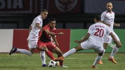 Pemain Indonesia, Septian David, berusaha melewati pemain Palestina pada laga Asian Games di Stadion Patriot, Bekasi, Jawa Barat, Rabu (15/8/2018). (Bola.com/Vitalis Yogi Trisna)