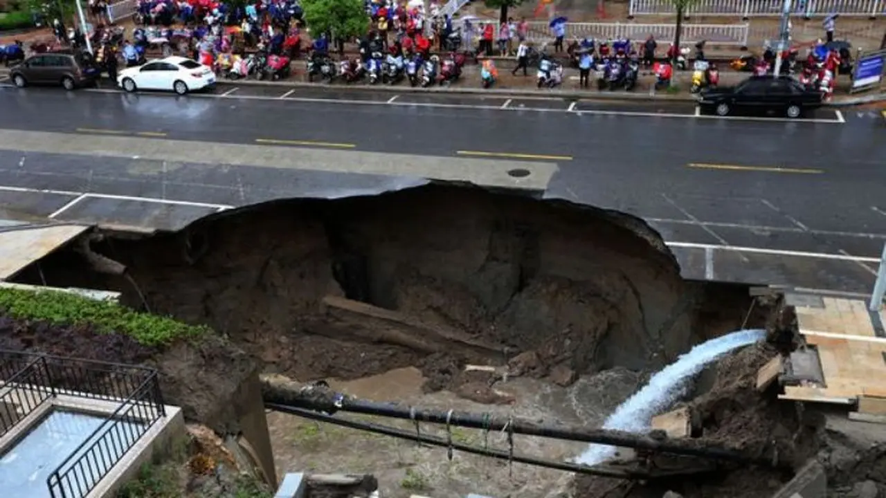 Sinkhole Raksasa Telan Mobil Minivan