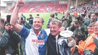Alan Shearer saat membawa Blackburn Rovers juara Liga Inggris 1994/1995 (JOHN GILES / PA / AFP)