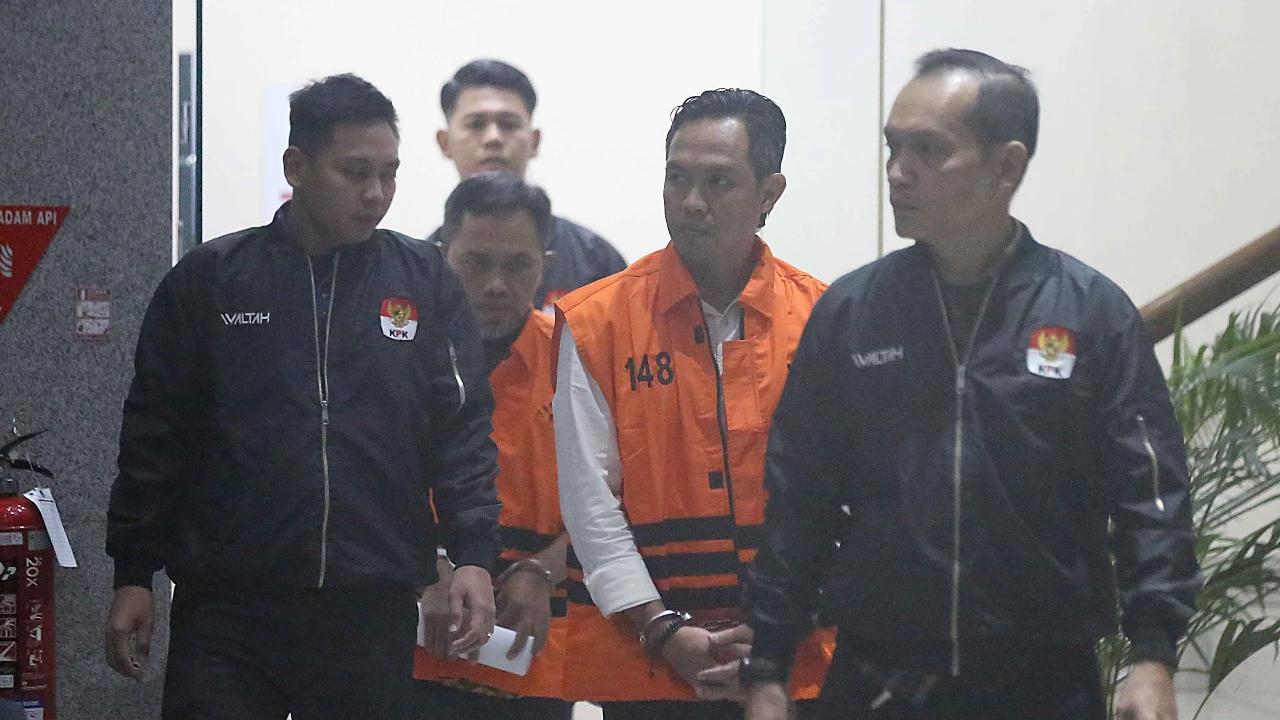 FOTO: Bupati dan Sekda Cilacap Ditahan KPK Usai Operasi Tangkap Tangan