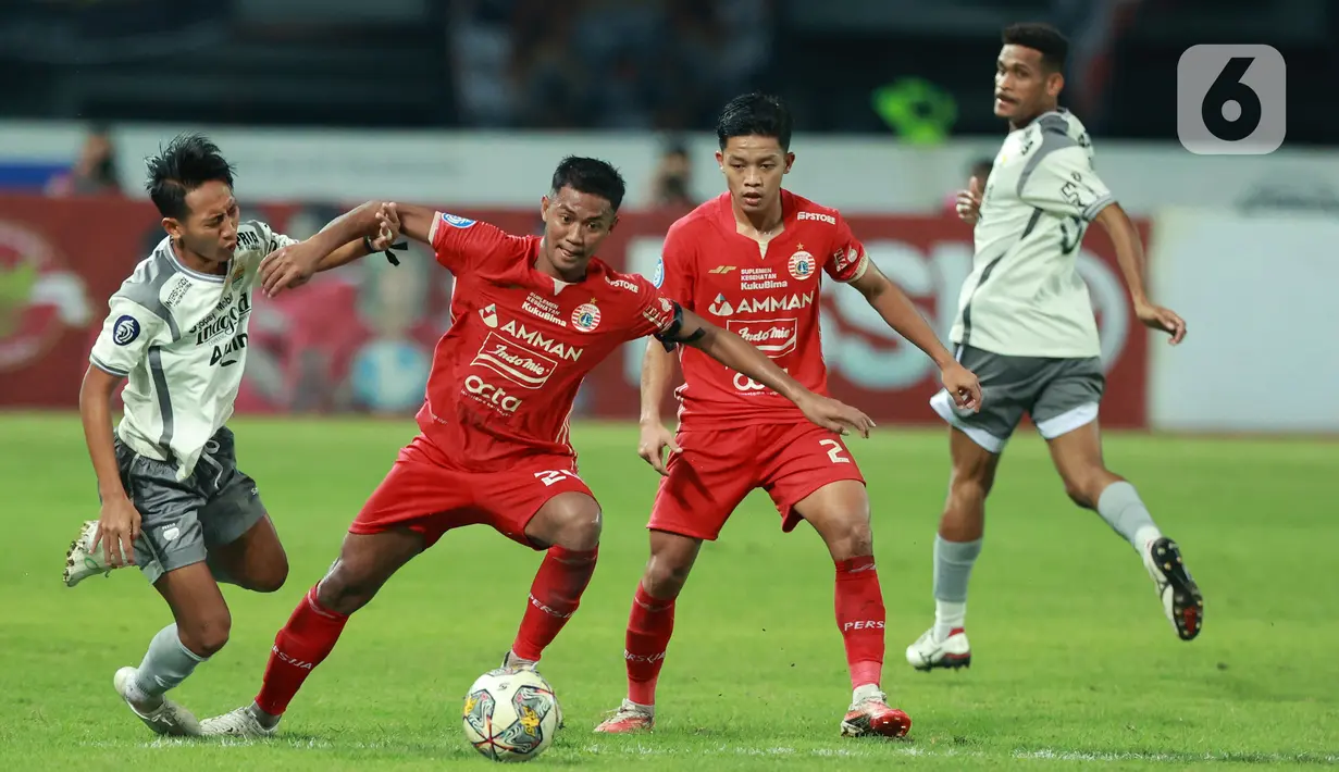 Sementra Maung Bandung berada tepat di atasnya mengumpulkan 59 angka. Hasil ini mengubur asa Persib Bandung meraih gelar juara Liga 1 musim ini, karena pada pertandingan lain PSM Makassar mampu mengamankan kemenangan atas Madura United dengan skor 3-1. (Bola.com/M Iqbal Ichsan)