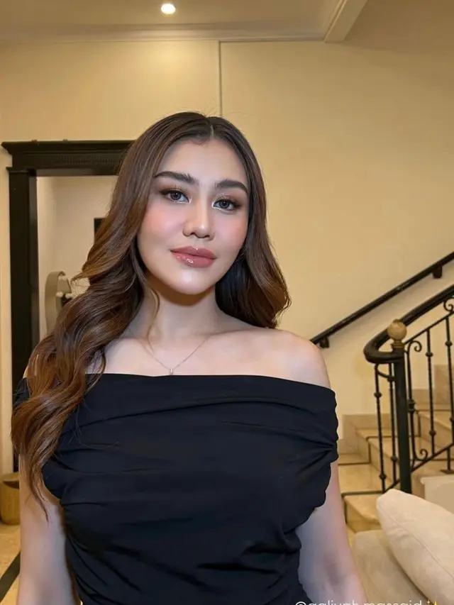 6 Gaya Kompak Serba Hitam Duo Bestie Aaliyah Massaid dan Azizah Salsha Beri Dukungan Suami Masing-masing