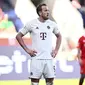 Ekspresi striker Bayern Munchen, Harry Kane usai timnya kalah 2-3 di markas Heidenheim dalam lanjutan Bundesliga 2023/2024, Sabtu (6/4/2024). (Tom Weller/dpa via AP)