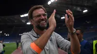 Pelatih Jurgen Klopp tersenyum bahagia usai Liverpool melaju ke final Liga Champions. (Paul ELLIS / AFP)