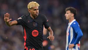 Di menit ke-53, Blaugrana berhasil memecah kebuntuan. Tendangan kaki kiri Lamine Yamal gagal dibendung penjaga gawang Espanyol, Joan Garcia. (MANAURE QUINTERO/AFP)