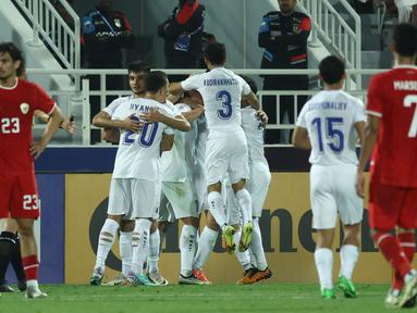 Timnas Indonesia U-23 harus mengakui keunggulan Uzbekistan U-23 dengan skor 0-2 pada laga semifinal Piala Asia U-23 2024 di Abdullah bin Khalifa Stadium, Doha, Qatar, Senin (29/4/2024) malam WIB. Sempat mencetak gol lewat sontekan Muhammad Ferarri pada menit ke-61 yang akhirnya dianulir melalui rekaman VAR, Garuda Muda akhirnya kebobolan dua gol melalui Khusayin Norchaev (68') dan gol bunuh diri Pratama Arhan (87') setelah sebelumnya Rizky Ridho dikartu merah pada menit ke-83. Kelolosan Timnas Indonesia U-23 ke Olimpiade Paris pun harus tertunda dan masih mempunyai peluang pada perebutan tempat ketiga atau playoff melawan wakil Afrika, Guinea. (AFP/Karim Jaafar)